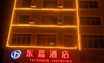 Zhaotong Dongjia Hotel (Jinhai Building Materials City)