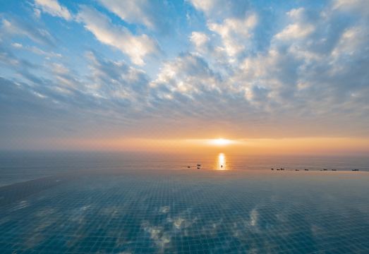 웨일 스카이 호텔의 인피니티 풀과 오션뷰