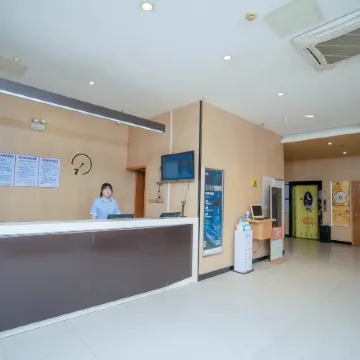 7 Days Inn (Luoding City Center - Kedu Hui) Отели рядом с достопримечательностью «Luoding Jiangbin Park»