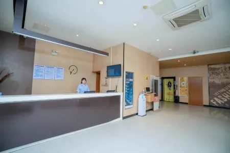 7Days Inn Chain Hotel (Luoding Central)