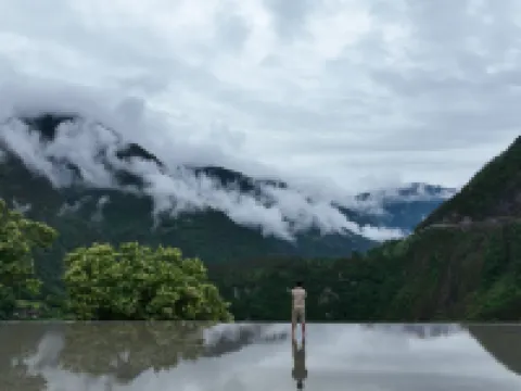 Bingzhong Luo Yunye Jianjiang Hotel di Gongshan