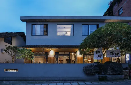 Emeishanmuran Homestay Отели рядом с достопримечательностью «Jiulao Cave»