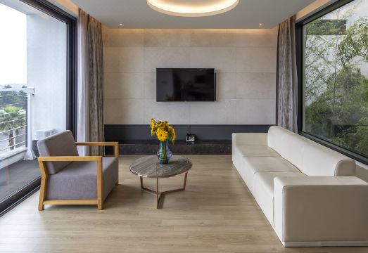 벨룸리조트의 아름다운 야외 수영장과 주변 풍경입니다.