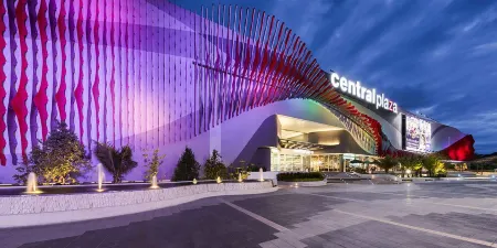 Novotel Rayong Star Convention Centre Отели рядом с достопримечательностью «Wat Map Ta Phut»