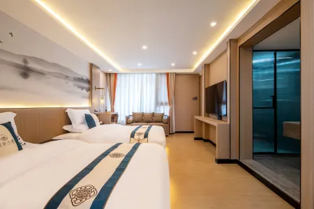 Yuntai Light Luxury Designer Inn (Lijiang Ancient City Mufu Branch)