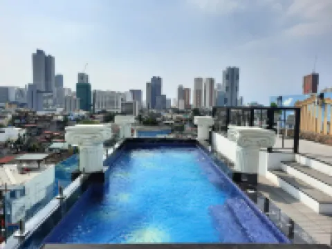 โรงแรมฮีโร่ส์