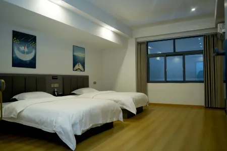 Covered Bridge Time Li Hotel Отели рядом с достопримечательностью «Hongjun Square»