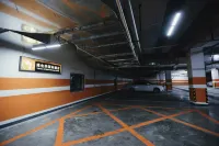 Vienna International Hotel (Baicheng Branch) - parking