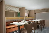 Ramada Encore Hotel - พร้อมอาหารเช้า