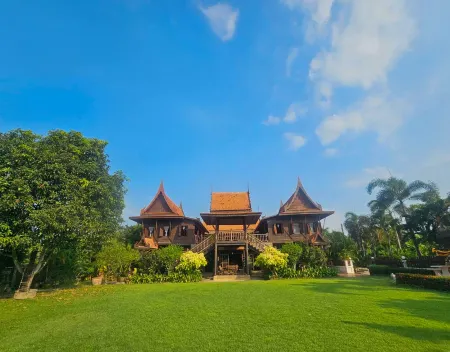 The Thai House Homestay Отели рядом с достопримечательностью «Wat Bot School»