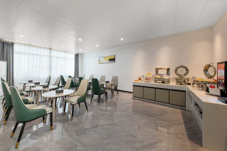 Elong ME Hotel (Shaoguan Senlingongyuan Railway East Station) Отели в г. Шаогуань