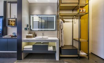 Mei Ling Holiday Hotel (Wanda Plaza Liupanshui Liupanshui Railway Station Store)