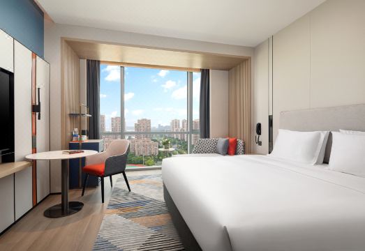 3. 홀리데이 인 익..