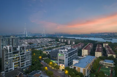 Holiday Inn Express Shanghai Xuhui Binjiang Отели рядом с достопримечательностью «Xuhui District West Bund Nature Art Park»