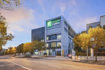 Holiday Inn Express Shanghai Xuhui Binjiang Отели рядом с достопримечательностью «Beiyang Wharf»