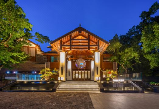 위에 인 리조트 정원 전경