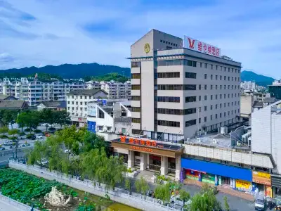 Vienna Hotel lishui Longquan Hotel dekat Longquan Railway Station