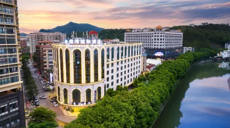 South Bay International Hotel Отели рядом со станцией Yunfu East Railway Station