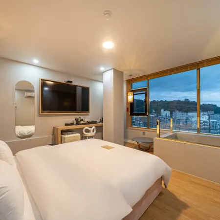 Geoje-si Hound Hotel Jangseungpo
