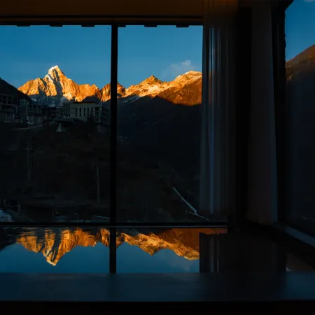 Four-Goddess Mountain Cloud View Fan's Lodging