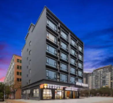 Xihai'an Smart Hotel (Huaya Happy City Store, Wanning High-speed Railway East Station)