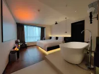 Yi Chi · Particle Hotel (Huayuan Garden Shopping Mall Songhua Road Subway Station Store) - 로맨틱