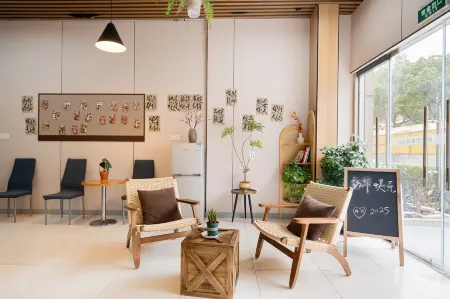 Dengba Inn (Shanghai Textile Market Zhenxin New Village Subway Station Branch)