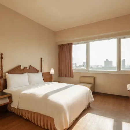 Kindness Hotel (Kaohsiung Wu Jia) Отели рядом с достопримечательностью «Станция метро Caoya»
