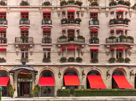 Plaza Athénée Paris & Dior Spa Отели рядом с достопримечательностью «Сад Отель де Сан»