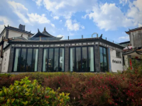 Lakeside Bliss Courtyard