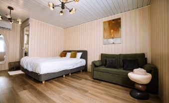 Yu Yue Log Cabin
