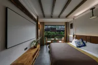 Fenghuang Jinshuian River View Hotel - balcón