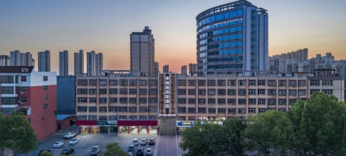 Gushi Yibai International Hotel โรงแรมในกู่ซี