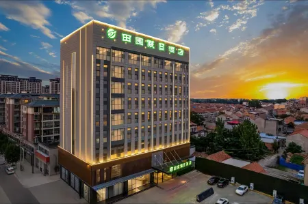 Ldyllic Holiday Inn Hotel