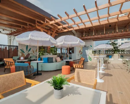 โรงแรมนิโคลส์แอร์พอร์ต โรงแรมในปารานาคิว