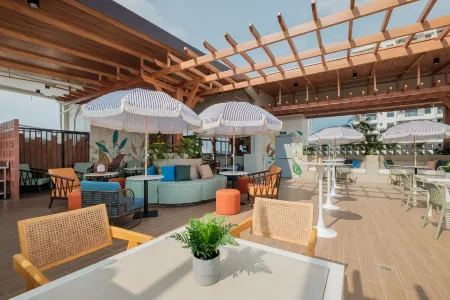 Nichols Airport Hotel Отели рядом с достопримечательностью «Нешнел Шрайн оф Ауэр Мотер оф Перпечуал Хелп»