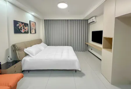 Yulong Yun She YOSO Homestay Отели рядом с достопримечательностью «Lizhou Maoyuan Shopping Mall»