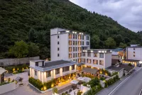 Kangding Tingshan Hot Spring Homestay Hotels near Seven-color Sea