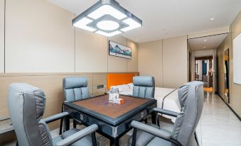 Left Bank Hotel (Hankou City Square Xingye Road Subway Station)