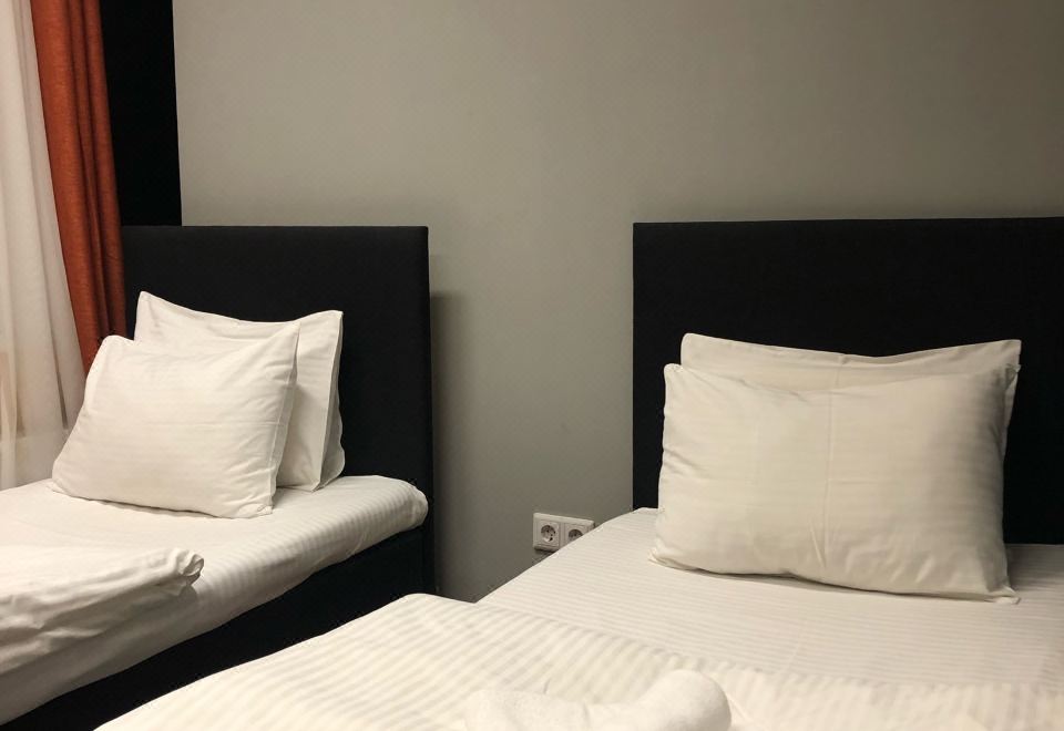 Kino Hostel의 깔끔한 침실 사진
