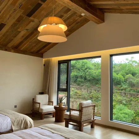 On Q Hill · Seven Rooms