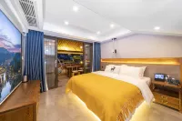 Stilted Building Linjiang Homestay (Fenghuang Ancient Town) - New