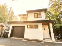 Modern Two-Storey Loft Near UBC - 駐車場