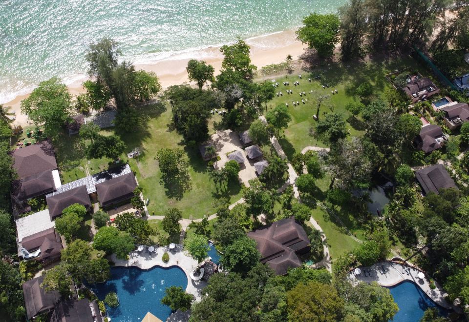 카오락 멀린 리조트의 푸른 수영장