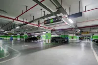 Changrong Haoyi Hotel (Qinzhou East Railway Station World Trade Plaza) - parking