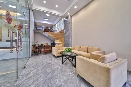 Four Seasons Premium Hotel Отели рядом с достопримечательностью «Spring Woods»