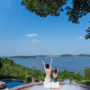 HENTIQUE PINECONE HOTEL