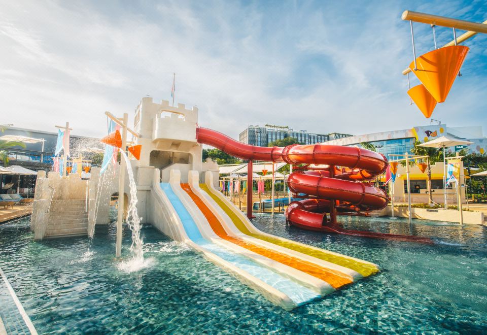 샹그릴라 라사 센토사 리조트의 아름다운 수영장 전경