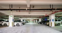 Moon Lake Hotel(Baise Longjing Street Universal Commercial Center store) - parking