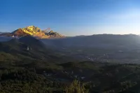 Gengxuan Caoyu Yulong Snow Mountain View Resort Homestay Hotels near Lijiang Railway Station